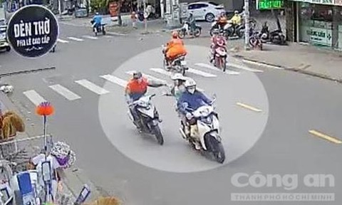 Truy bắt kẻ manh động cướp giật túi xách của cô gái ở quận Tân Phú