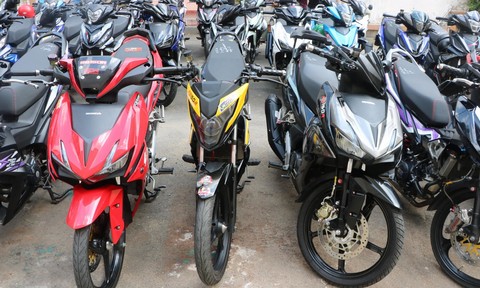 ‘Đột kích’ showroom Express Center, CSGT phát hiện hàng chục xe nghi ‘độ chế’