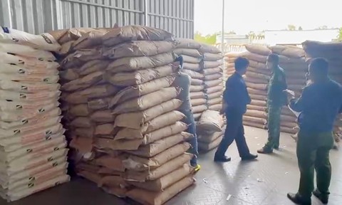 Phát hiện 500 bao đường cát nghi vấn nhập lậu