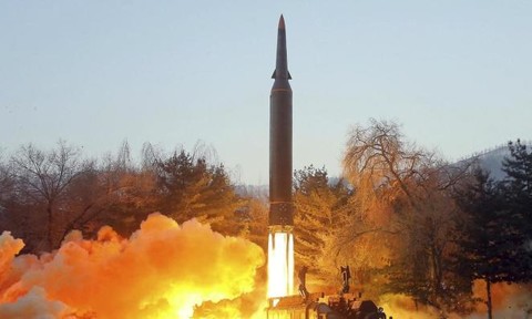 Triều Tiên phóng tiếp tên lửa đạn đạo ra biển