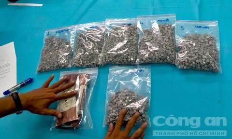 Nguỵ trang hơn 2 kg thuốc lắc trong hộp bánh kẹo gửi về Việt Nam