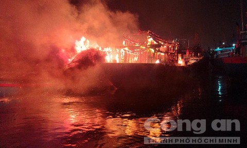Cháy 2 tàu cá của ngư dân Quảng Ngãi tại Đà Nẵng