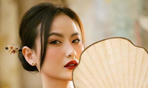Hoa hậu Khánh Ngân diện áo dài đỏ trong bộ ảnh đầu năm