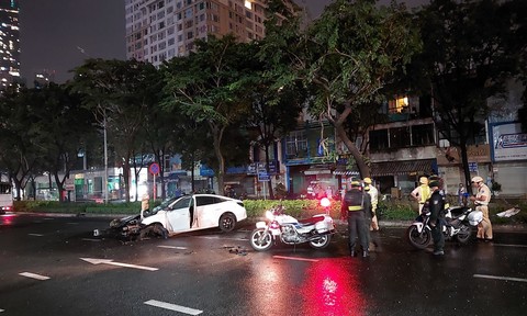 TPHCM: Ôtô tông đổ trụ đèn chiếu sáng, đôi nam nữ trong xe bị thương