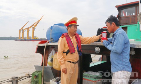 Cận cảnh buổi kiểm tra nồng độ cồn của Cảnh sát đường thủy Công an TPHCM