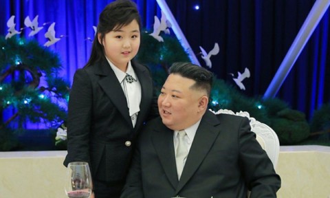 Con gái ông Kim Jong Un xuất hiện trong buổi tiệc với các tướng quân đội
