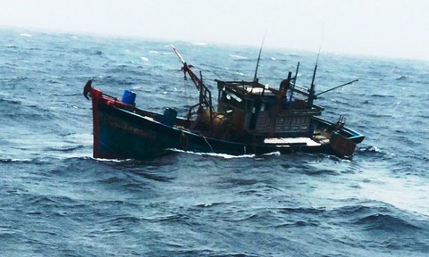 Thanh niên lặn xuống biển gỡ lưới ở chân vịt tàu cá nhưng không thấy lên