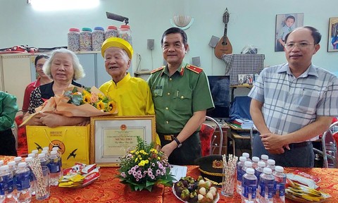 Thiếu tướng Lê Hồng Nam thăm, chúc thọ các cụ 90 tuổi tiêu biểu