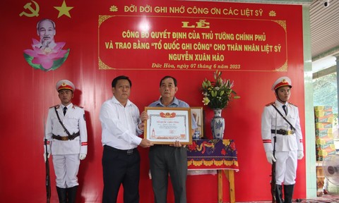 Trao bằng Tổ quốc ghi công cho thân nhân liệt sĩ Nguyễn Thanh Hào