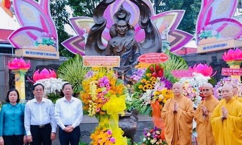 TPHCM: Dâng hoa, dâng hương tưởng niệm Bồ tát Thích Quảng Đức vị pháp thiêu thân