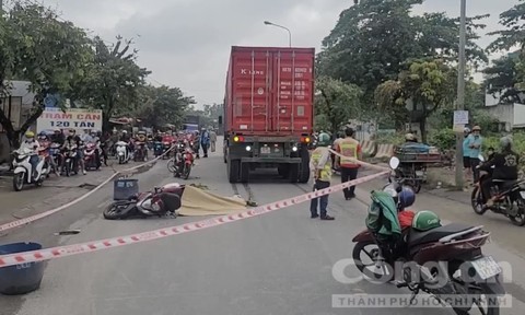 Xe container va chạm xe máy, nữ công nhân tử vong lúc sáng sớm