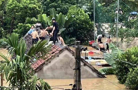 Nghệ An: Cứu kịp thời hàng chục học sinh trèo lên mái nhà thoát thân do nước lũ lên nhanh