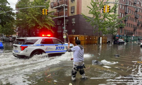 New York "phố biến thành sông" vì mưa lớn kỷ lục