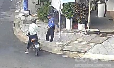 Hai thanh niên dàn cảnh hỏi đường, lừa bảo vệ để trộm xe máy