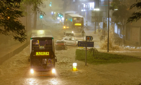 近150年來創紀錄的降雨量使香港遭受山洪襲擊