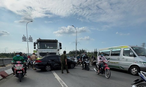 3 ô tô va chạm liên hoàn trên cầu Bến Lức, hướng miền Tây lên TPHCM ùn tắc