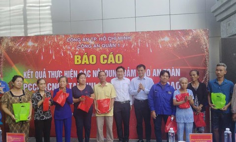 Quận 1: Diễn tập, trang bị kỹ năng PCCC cho người dân khu Chợ Gà – Chợ Gạo