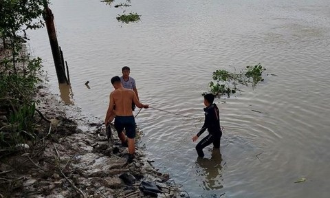 10 em học sinh ra bờ sông Thao chơi, 5 em đuối nước mất tích