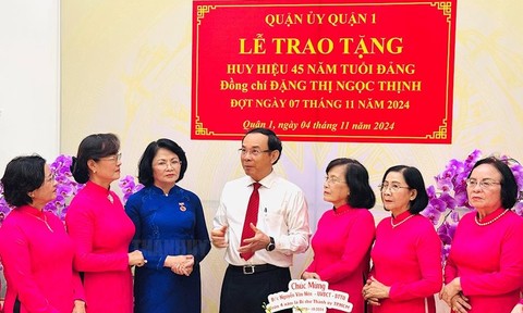 Trao tặng Huy hiệu 45 năm tuổi Đảng cho đồng chí Đặng Thị Ngọc Thịnh