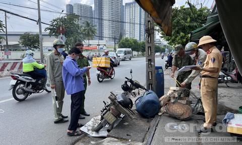 Xe máy tông cột điện, người đàn ông đi bán thớt dạo tử vong