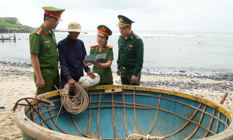 Ngư dân làng chài phát hiện hàng trăm gói ma túy dạt vào bờ biển