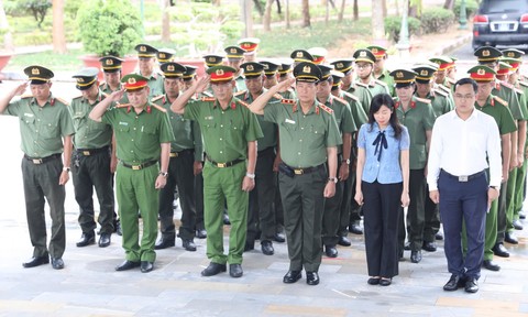 Trung tướng Lê Tấn Tới dâng hương tại Khu di tích Ban an ninh Trung ương cục miền Nam