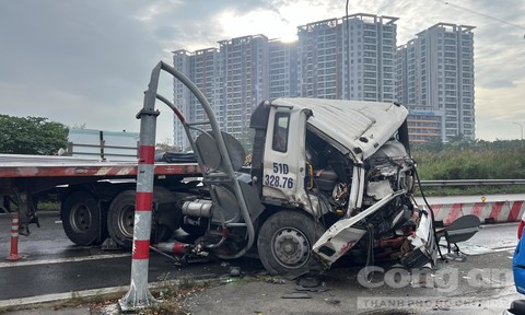 Xe đầu kéo ‘mất lái’ lao vào đường xe máy, tông sập thanh giới hạn chiều cao