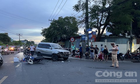 Xe máy va chạm ôtô rẽ trái, 2 thanh niên thương vong trên đường đi làm