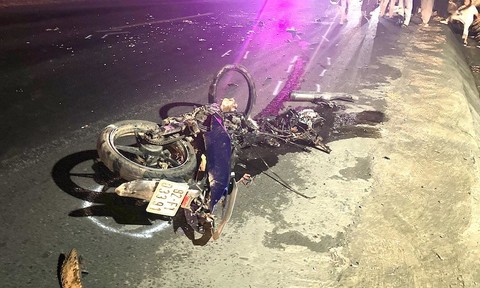 Xe máy tông trực diện ô tô trong đêm, 2 thanh thiếu niên tử vong
