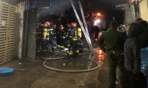 Lãnh đạo Bộ Công an gửi thư khen vụ cứu 4 người dân trong ngôi nhà bị cháy