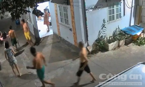 Video người dân ùa ra đường đuổi bắt hai đối tượng trộm xe máy