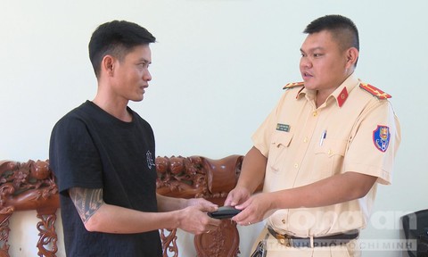 Lâm Đồng: Nhặt được ví tiền rơi trên đường, CSGT tìm người trả lại