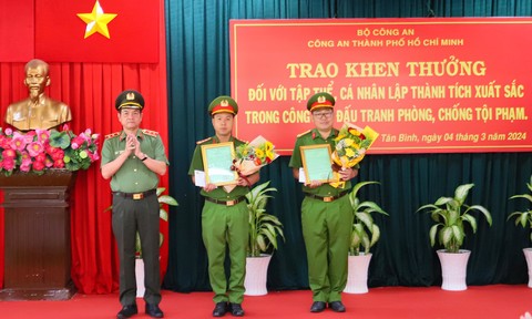 Giám đốc Công an TPHCM khen thưởng CAQ.Tân Bình về thành tích phá án xuất sắc