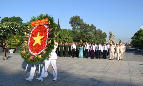Đoàn đại biểu TPHCM dâng hương tưởng nhớ Chủ tịch Hồ Chí Minh, các anh hùng liệt sĩ