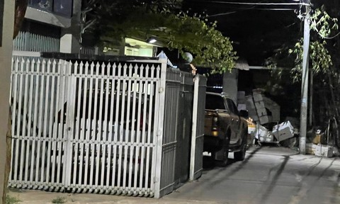 Bình Định: Hàn "lồng sắt" lấn hẻm làm nhà đậu ôtô trái phép