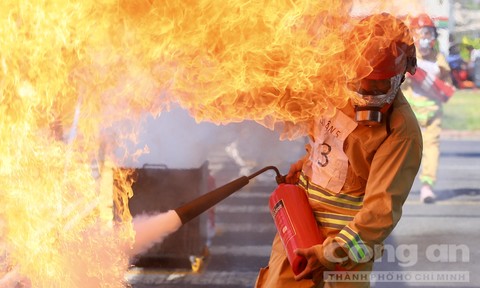 Loạt ảnh ấn tượng Hội thi nghiệp vụ chữa cháy và cứu nạn 'Tổ liên gia an toàn PCCC'