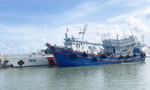 Cảnh sát biển phối hợp bắt giữ tàu chở 90.000 lít dầu DO trái phép