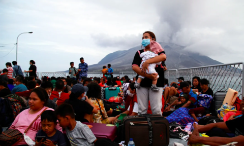 Núi lửa Indonesia phun trào dữ dội khiến hàng ngàn người phải sơ tán