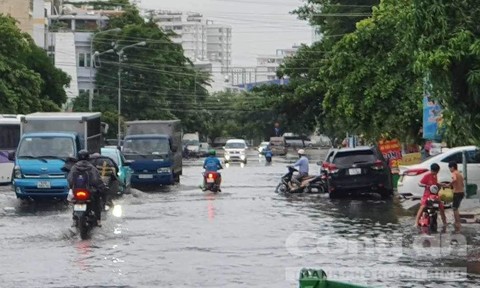 Nhiều tuyến đường ở TPHCM ngập nặng sau cơn mưa lớn