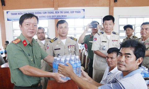 Tặng 72.000 chai nước suối cho người dân vùng khô hạn Tiền Giang