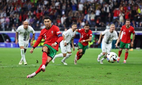 Chiều lòng Ronaldo chỉ khiến tuyển Bồ Đào Nha sa lầy