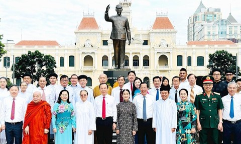 Đoàn đại biểu TPHCM tưởng niệm Chủ tịch Hồ Chí Minh và Chủ tịch Tôn Đức Thắng