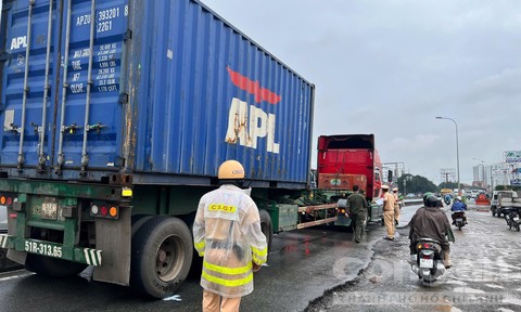 Xe container lấn hết đường, ép ngã xe máy, chèn lên người nữ sinh nguy kịch