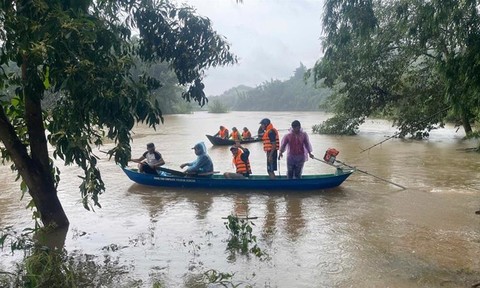 Bình Phước: Lực lượng cứu hộ tìm thấy thi thể người đàn ông bị nước lũ cuốn trôi