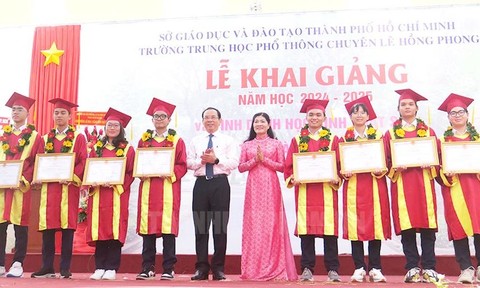 Bí thư Thành ủy TPHCM dự lễ khai giảng năm học mới tại Trường chuyên Lê Hồng Phong