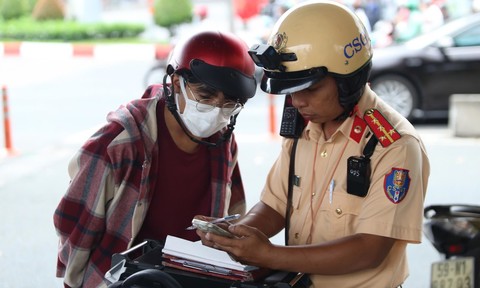 TPHCM: Thanh niên ‘méo mặt’ vì bị phạt 4-6 triệu, trừ 4 điểm bằng lái vì chạy xe máy vượt đèn đỏ