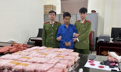 Bắt nhóm đối tượng người Lào mang 43,5 kg ma túy cùng vũ khí chuẩn bị “nhập cảnh”