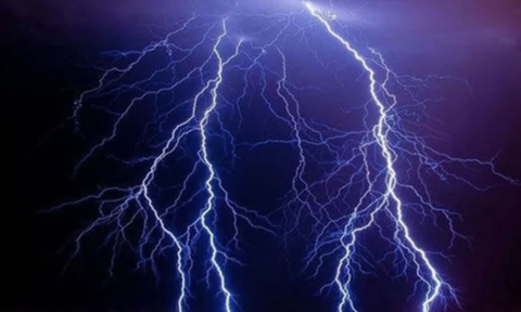 Thanh niên sử dụng điện thoại ở trong nhà tử vong lúc trời sấm sét