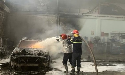 Video: Cảnh sát PCCC Công an TPHCM dập tắt nhanh vụ cháy tại garage ôtô cạnh trường mầm non