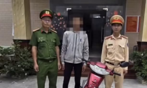 Thanh niên buông cả hai tay khi điều khiển xe máy bị tịch thu phương tiện